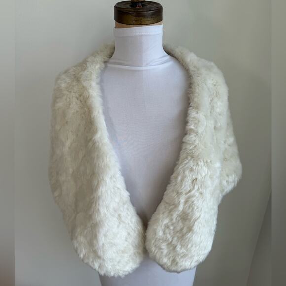BHLDN FAUX FUR STOLE IVORY BRIDAL SHAWL WRAP HOOK EYE CLOSURE ONE SIZE - Picture 6 of 9